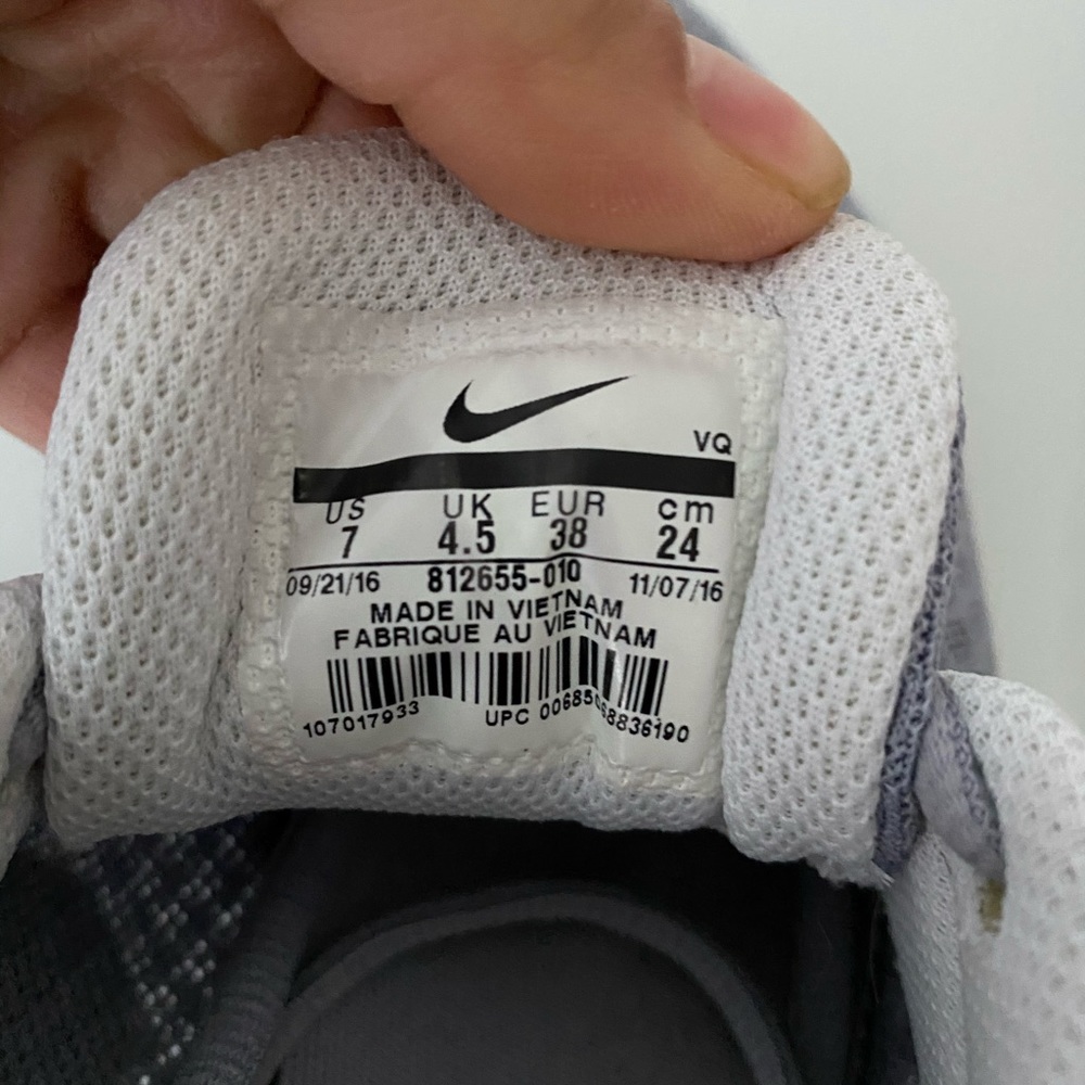 Nike Gray and White Size 7 - Picture 3 of 5
